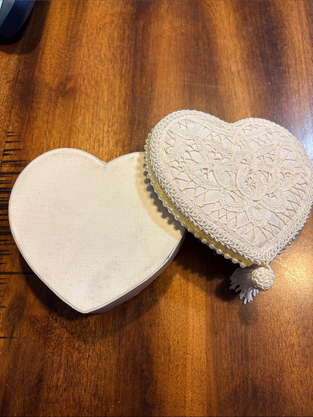 Elegant Vintage Heart-Shaped Lace Jewelry Box in Cream - Picture 3 of 4